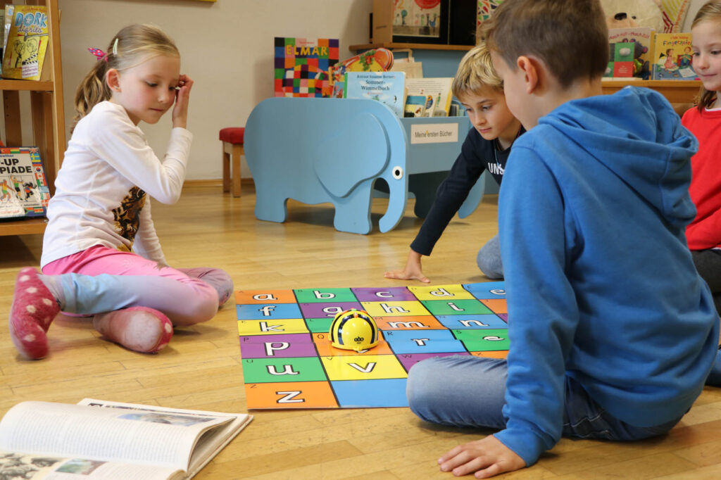 „Bildung wirkt“-Regionaltage in der Oststeiermark: Das Foto zeigt Kindern´ beim Spielen in der Bibliothek Birkfeld.