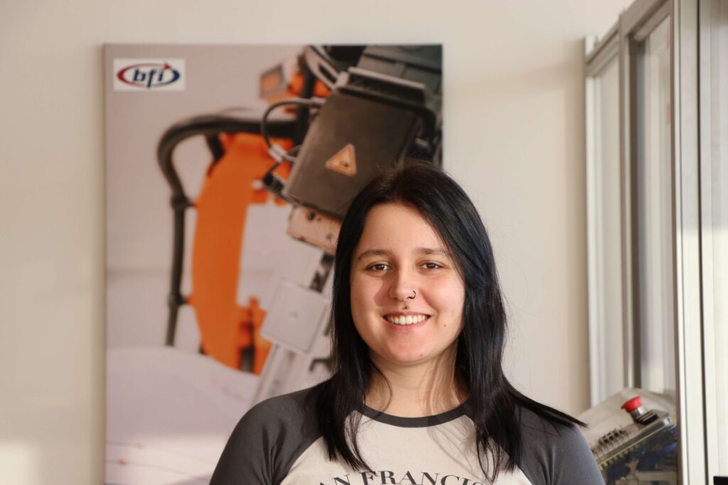 Serie Bildung wirkt, Bildungsnetzwerk Steiermark: Das Bild zeigt Sanja Muchitsch, die ihre Lehrabschlussprüfuing zur KFZ-Technikerin absolviert.