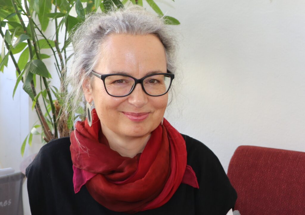 Das Foto zeigt ein Porträt von Birgit Aschemann von CONEDU im Interview zum Thema KI.